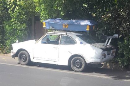 Delincuente intentó salir de su país escondido dentro de una urna atada en el techo de un carro +FOTOS||