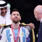 El significado de la capa que el jeque de Qatar le puso a Messi antes de levantar la Copa del Mundo
