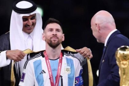 El significado de la capa que el jeque de Qatar le puso a Messi antes de levantar la Copa del Mundo