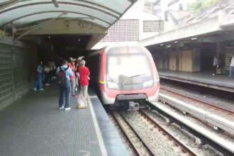 EN VIDEO | Joven fue rescatado de los rieles del Metro en la estación Agua Salud este 28Ene