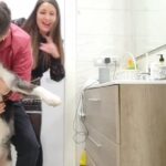 Se metieron al baño a escuchar música con su perro para distraerlo de los fuegos artificiales de año nuevo