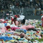 EN VIDEO | La lluvia de juguetes durante un partido de fútbol en Turquía para los niños afectados por los terremotos