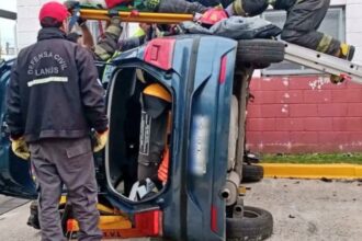 Fue a hacer su examen de conducir y se hizo viral porque terminó volcando el carro +VIDEO