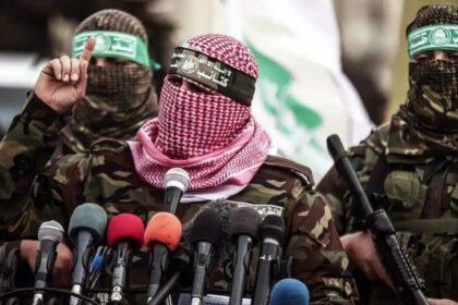 FOTO: Brazo armado de Hamás difundió imagen con 48 rehenes que siguen retenidos en Gaza