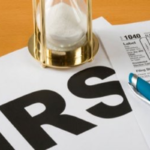 El Departamento del Sheriff del Condado de Riverside, en California (EEUU), arrestó a Ziquan Ou, un hombre de 31 años que se hizo pasar por un agente del Servicio de Impuestos Internos (IRS, por sus siglas en inglés) para cometer una estafa.  