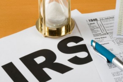 El Departamento del Sheriff del Condado de Riverside, en California (EEUU), arrestó a Ziquan Ou, un hombre de 31 años que se hizo pasar por un agente del Servicio de Impuestos Internos (IRS, por sus siglas en inglés) para cometer una estafa.  