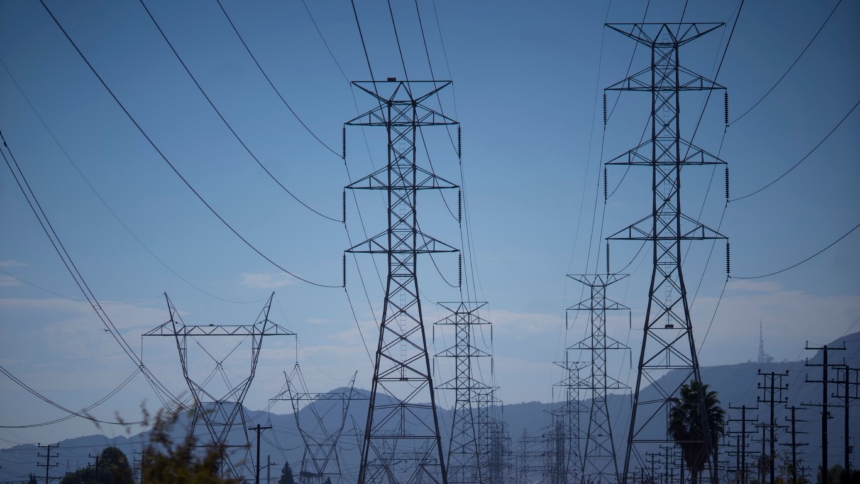 La Comisión de Servicios Públicos de California aprobó cobre cargo mensual y adicional para las facturas de electricidad en ese EEUU.  
