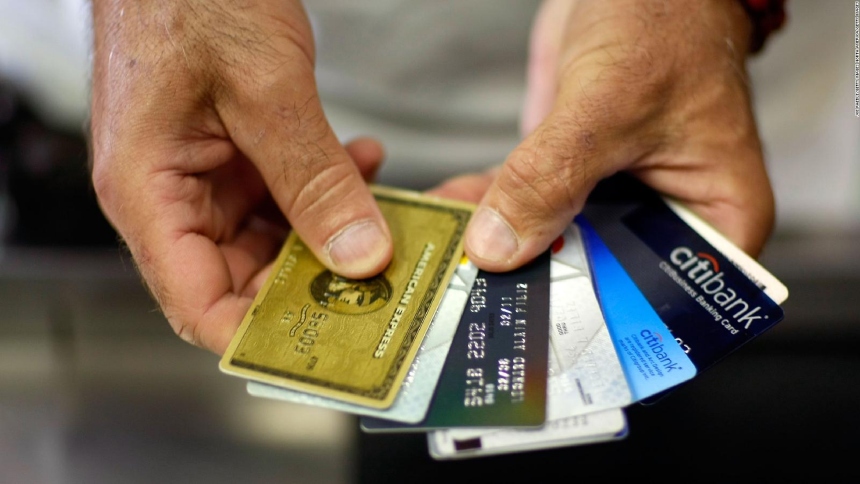 Un juez en Texas bloqueó una ley impulsada por el presidente de EEUU, Joe Biden, que limitaría cargo pagos atrasados tarjetas crédito a $8.