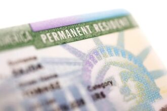 En medio de un aumento significativo de consultas migratorias durante la segunda mitad de 2025, Estados Unidos emitió una advertencia crucial dirigida a los residentes permanentes legales —titulares de la Green Card— que planean viajar fuera del país.  