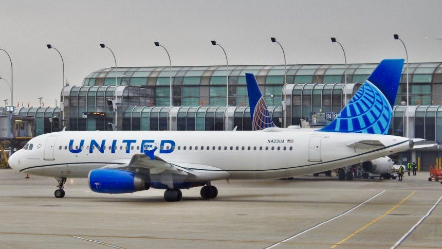 Un abrumador hallazgo tuvo lugar este martes, 24 de diciembre, en el Aeropuerto de Kahului en Maui, Hawái, cuando se descubrió un cuerpo humano en el tren de aterrizaje principal de un avión de United Airlines.  