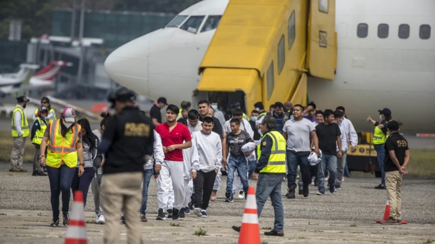 Cientos de ecuatorianos serán repatriados desde Panamá en próximo vuelo financiado por EEUU, así lo anunció este jueves, 22 de agosto, el presidente de Panamá, José Raúl Mulino.  