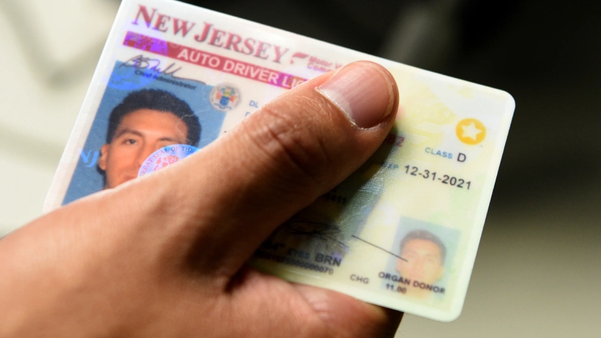 ¿Qué es una Real ID? Lo primero a tomar en cuentam, es que no debes pasar por alto su importancia. Esto, porque se trata de "nuevo estándar" de seguridad para licencias de conducir y tarjetas de identificación emitidas por los estados en EEUU.  