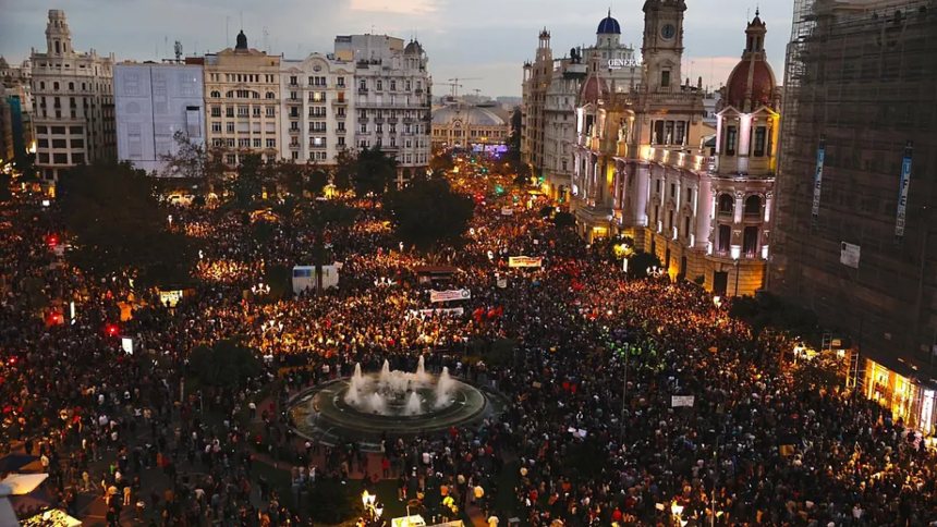 VIDEO: Valencianos exigen renuncia de Pedro Sánchez en multitudinaria marcha registrada este 8Nov