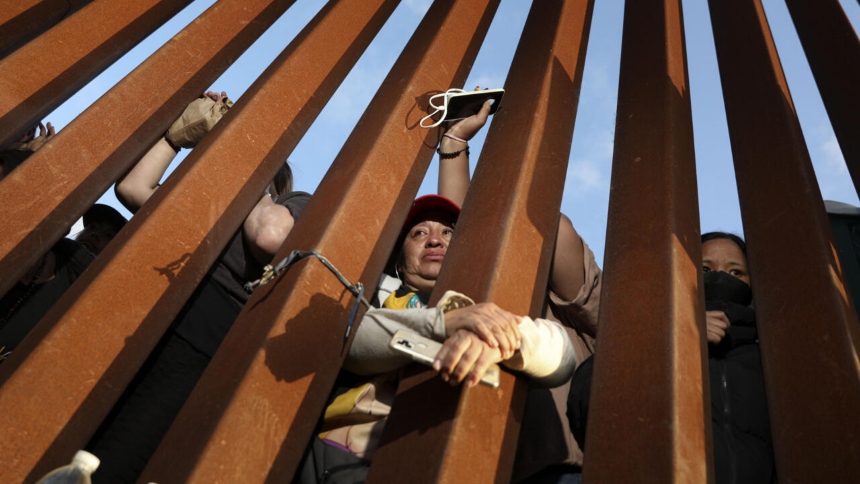 Los cruces de migrantes a lo largo de la frontera sur de EEUU cayeron en noviembre, continuando una tendencia a la baja observada en los últimos meses, de acuerdo últimos reportes. 