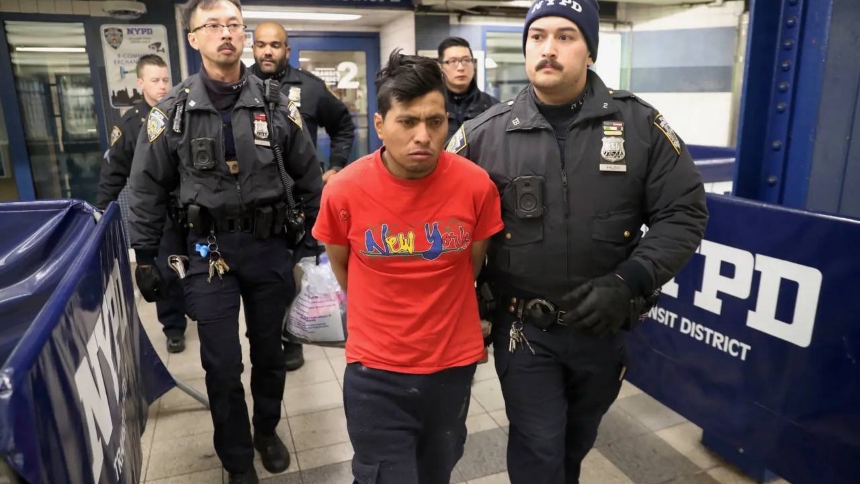 El caso de Sebastián Zapeta, un ciudadano guatemalteco acusado de quemar viva a una mujer en el metro de Nueva York (EEUU), sigue generando conmoción y un llamado a la justicia. Sobre todo, porque sus parientes solicitaron la extradición para llevarlo a su país natal.  