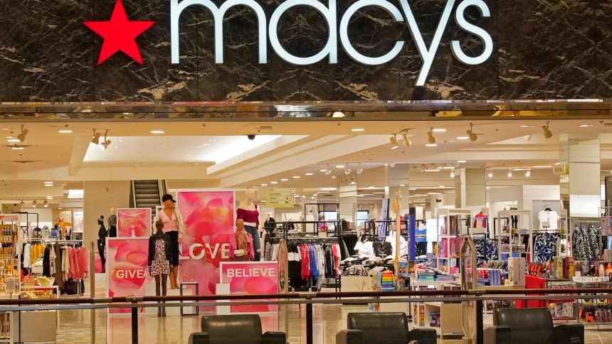 Macy's, una de las cadenas de grandes almacenes más icónicas de EEUU, anunció el cierre de 66 tiendas en todo el país como parte de su estrategia de reestructuración llamada "Bold New Chapter".  