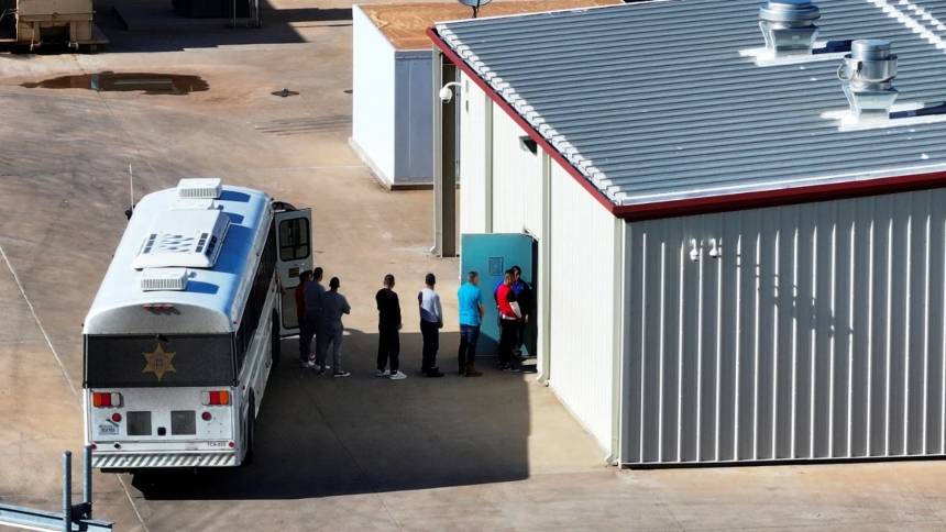 Un migrante venezolano llamado Eduardo Daboin Rall vivió momentos de incertidumbre y angustia cuando estuvo a punto de ser deportado por el Servicio de Inmigración y Control de Aduanas de Estados Unidos (ICE, por sus siglas en inglés) en Texas. 