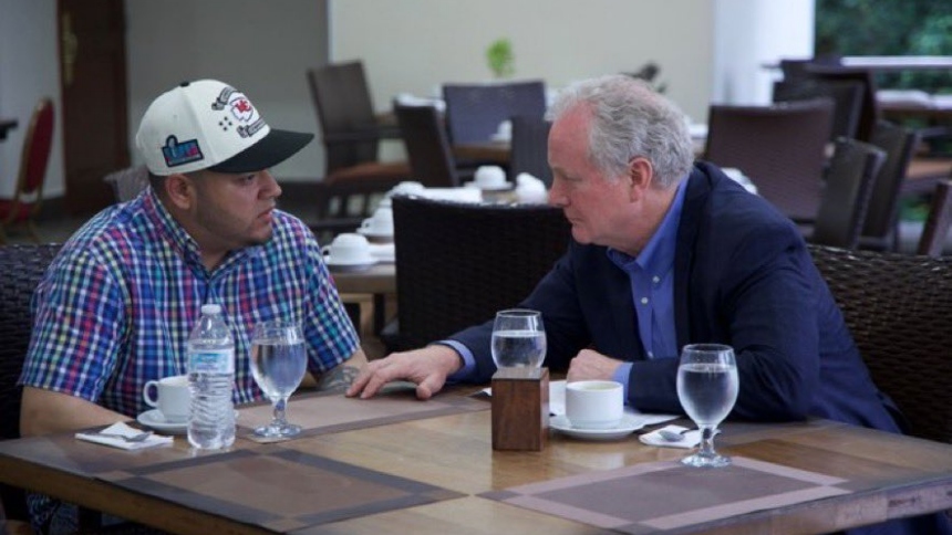 El senador demócrata Chris Van Hollen, representante de Maryland (EEU), se reunió en El Salvador con Kilmar Ábrego García, un migrante deportado “erróneamente” por la administración del presidente de Estados Unidos. Donald Trump.  