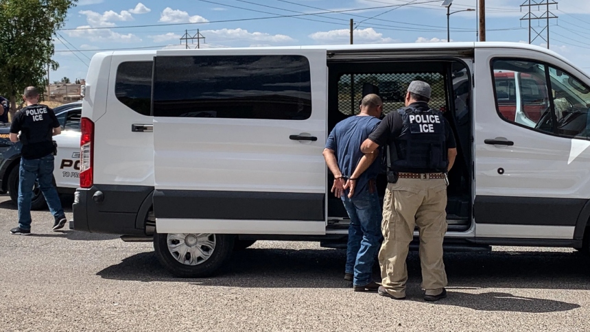 La administración del presidente de EEUU, Donald Trump, anunció un controvertido plan para imponer multas de hasta 998 dólares diarios a los migrantes que no cumplan con órdenes de deportación.  