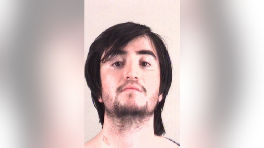 En un caso impactante que se registró en Fort Worth, Texas (EEUU), un hombre identificado como Alexander Taylor Valdez, de 23 años, terminó arrestado tras ser acusado de asesinar a su madre, Teresita Sayson, de 58 años, y a su perro.  