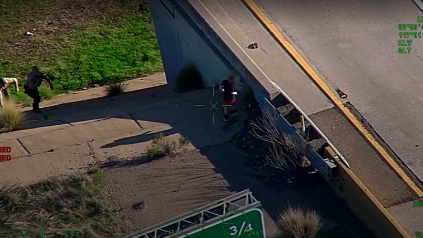 Momentos de angustia: Menor con autismo salió corriendo de un supermercado y casi terminó atropellado en una autopista