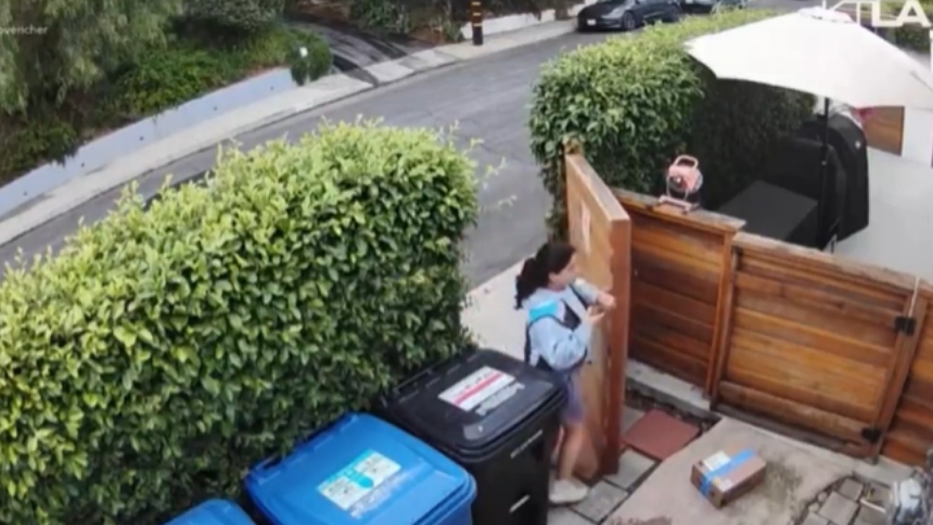 En un insólito incidente que ha generado indignación en redes sociales, una repartidora de Amazon fue grabada defecando en la entrada de una casa en Woodland Hills, Los Ángeles, durante entregas por el Día de las Madres.  