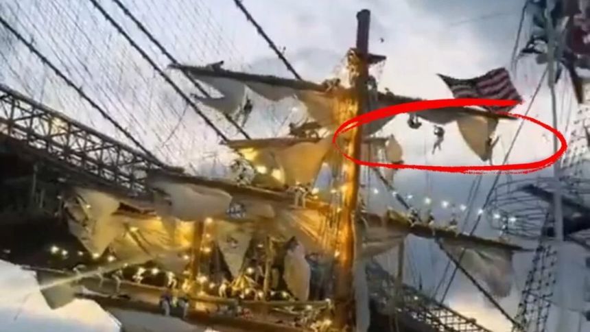 El dramático momento en que los cadetes del buque escuela mexicano caen de los mastiles tras su choque con el puente de Brooklyn