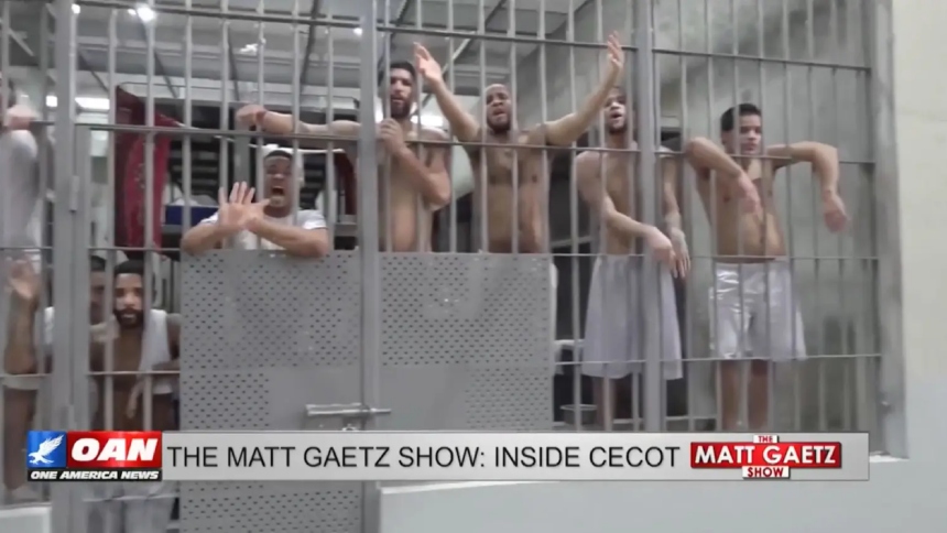 El Centro de Confinamiento del Terrorismo (CECOT) en El Salvador ha vuelto a ser el foco de atención tras la difusión de imágenes impactantes de su interior.  