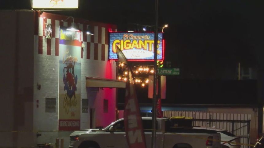 El Departamento de Policía de Glendale, Arizona (EEUU), investiga un tiroteo ocurrido en el restaurante El Camarón Gigante, donde tres personas perdieron la vida y cinco más resultaron heridas.  