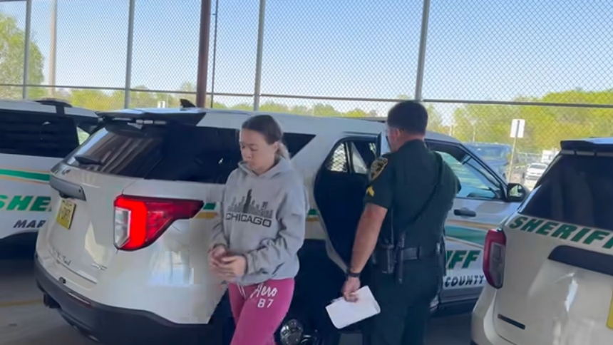 Una influencer de Florida (EEUU) y autodenominada "mamá de perro" fue arrestada después de filmarse teniendo sexo con un perro para un usuario de redes sociales que pagó por ello, según la Oficina del Sheriff del Condado de Marion. 