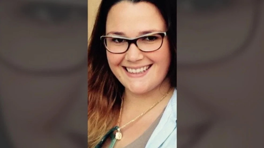 Una maestra de educación especial de Conestoga High School enfrenta 63 cargos en relación con una supuesta relación sexual con un estudiante de la escuela. 