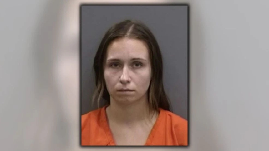 Una maestra de secundaria, en Florida (EEUU), está acusada de iniciar una relación ilícita de ocho meses con uno de sus estudiantes.  