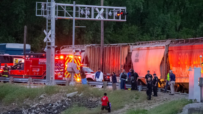 Un fatal accidente de tren sacudió la ciudad de Fremont, Ohio (EEUU), la noche del domingo, dejando un saldo devastador.  
