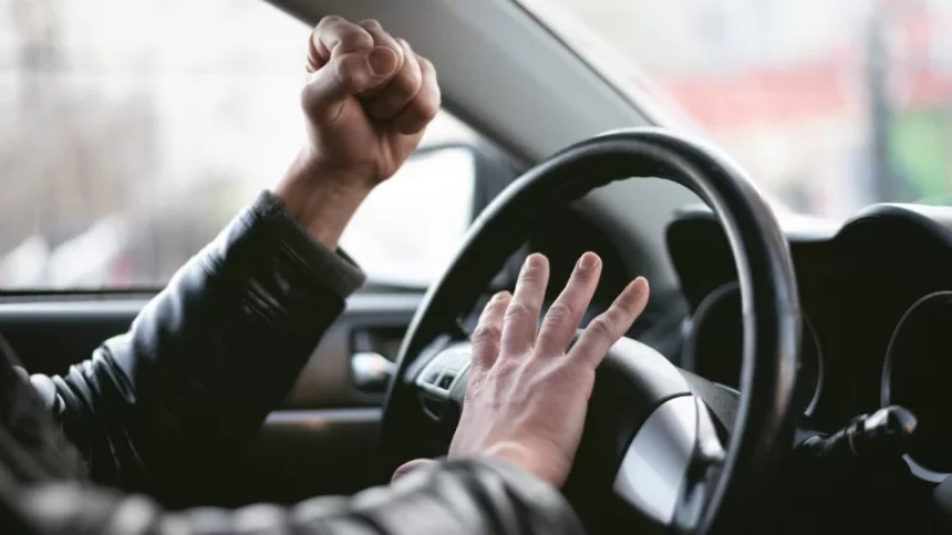 En un intento por aliviar la congestión en el Departamento de Vehículos Motorizados (DMV), Carolina del Norte está considerando una nueva legislación que permitiría a los conductores seguir manejando con una licencia vencida por hasta dos años.  