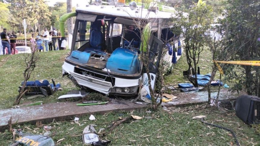 TRAGEDIA EN COLOMBIA: Al menos nueve estudiantes murieron luego de que autobús perdió los frenos y cayó desde un puente