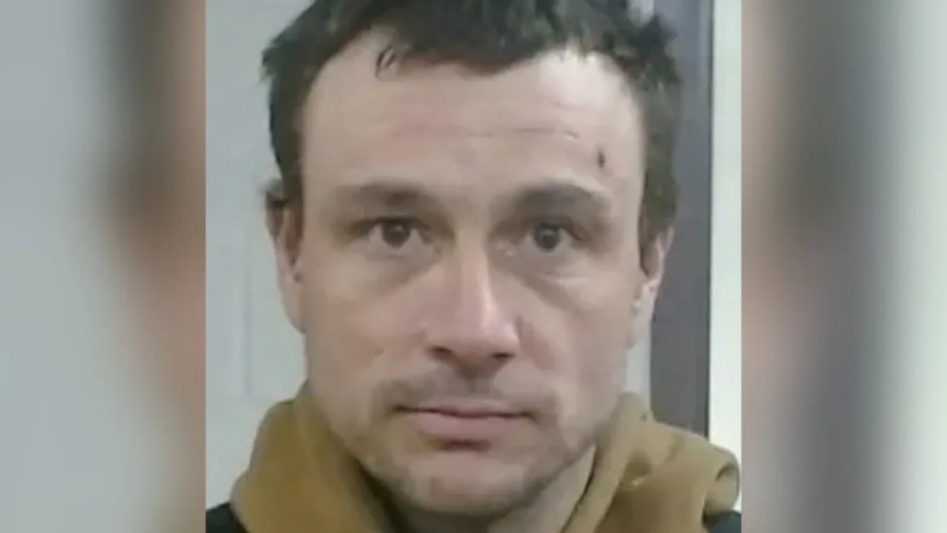 En un hecho que ha sorprendido a la comunidad de Wichita, Kansas (EEUU), un hombre identificado como Gordon Pierce III fue arrestado tras robar y desmantelar un cañón histórico de 360 kilos por insólito o increíble motivo. 