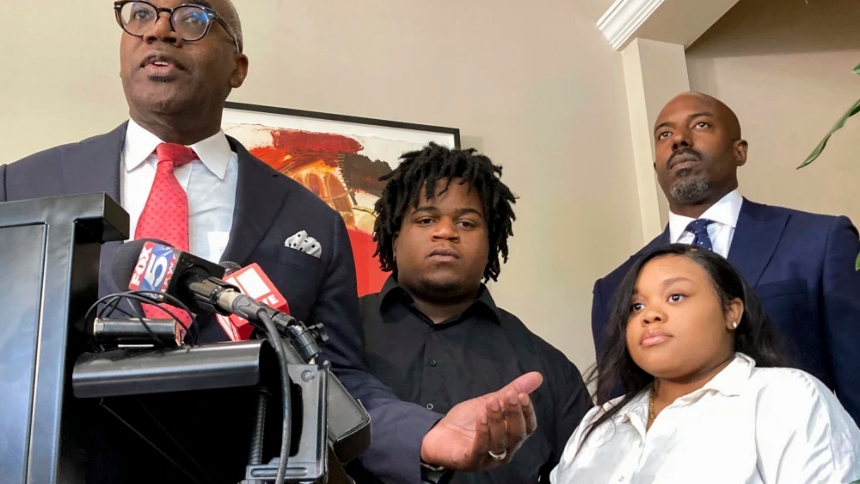 En un fallo que estremeció a la opinión pública en EEUU, un jurado del condado de Fulton, en Georgia, otorgó una indemnización de 2.25 millones de dólares a Jessica Ross y Treveon Isaiah Taylor, padres de un bebé que fue decapitado durante el parto en julio de 2023.  