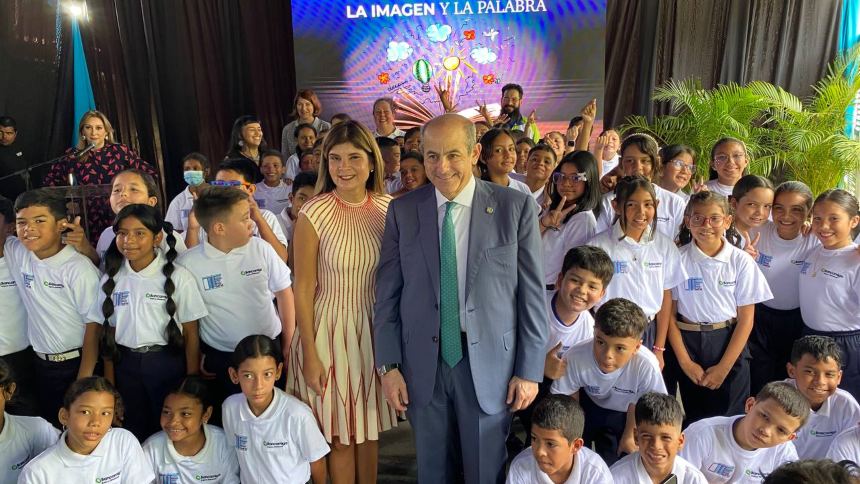 Bancamiga y la Fundación por la Lectura MFM celebraron el acto de clausura del programa “La Imagen y la Palabra”. Una iniciativa que fomenta la creatividad y el desarrollo de habilidades literarias en estudiantes de educación básica.