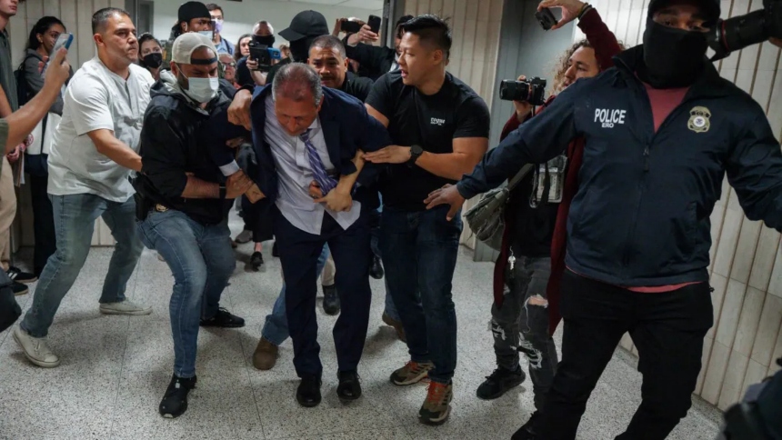 Brad Lander, actual contralor de la ciudad de Nueva York (EEUU) y aspirante demócrata a la alcaldía, fue arrestado por agentes del Servicio de Control de Inmigración y Aduanas de los Estados Unido (ICE, por sus siglas en inglés) y el FBI a las afueras de una corte de inmigración en Federal Plaza 26, Manhattan.  