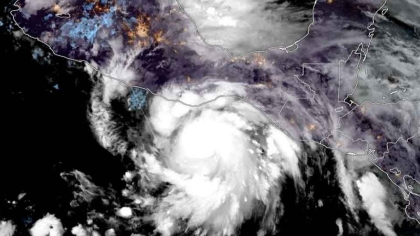 La tormenta tropical Erick se intensificó rápidamente durante las últimas horas de este miércoles, 18 de junio, hasta convertirse en huracán, según confirmó el Centro Nacional de Huracanes de Estados Unidos (NHC, por sus siglas en inglés) en su boletín oficial número 7. 