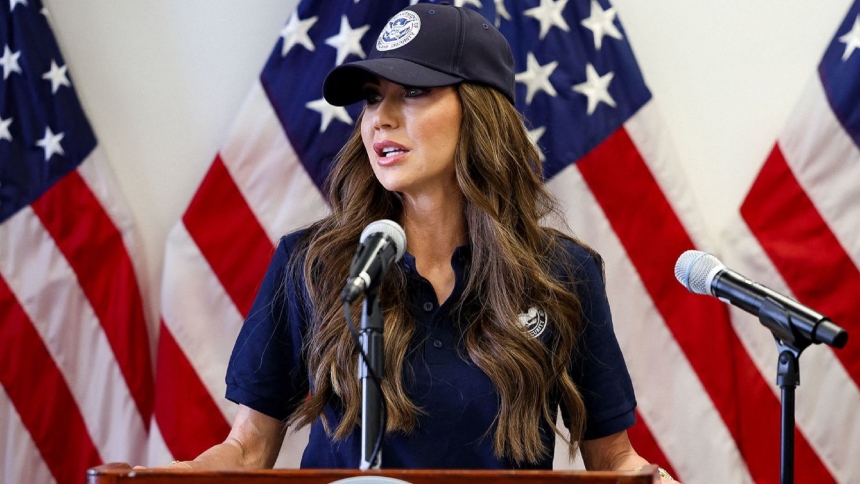 En una conferencia de prensa ofrecida este lunes, 23 de junio, la secretaria del Departamento de Seguridad Nacional (DHS, por sus siglas en inglés), Kristi Noem, anunció la reanudación de las deportaciones masivas gracias al financiamiento aprobado por la polémica ley “One Big Beautiful Bill”, impulsada por el presidente de EEUU, Donald Trump.  