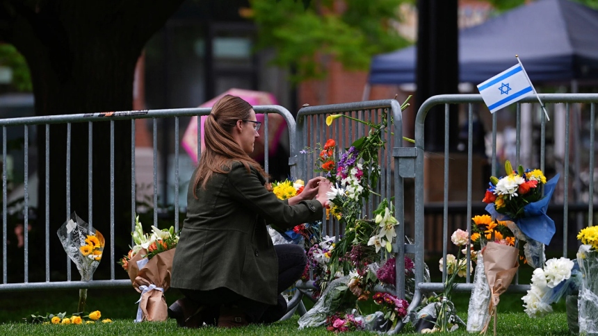 Una tragedia que estremeció a la comunidad judía en EEUU cobró su primera víctima mortal. Karen Diamond, una mujer de 82 años, falleció este lunes, 30 de junio, tras no superar las heridas sufridas durante un brutal ataque con lanzallamas en una manifestación a favor de Israel en Boulder, Colorado.  