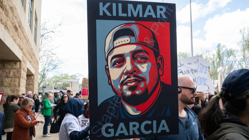 Kilmar Ábrego García, un migrante salvadoreño que fue "erróneamente deportado" a El Salvador y posteriormente devuelto a EEUU, se declaró no culpable de los cargos federales por tráfico de personas en una corte de Tennessee.  