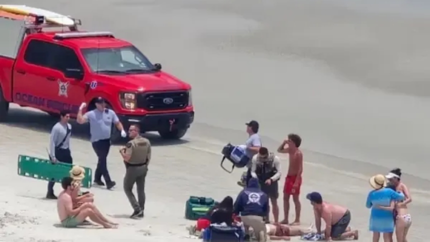 Un día de sol, mar y descanso se convirtió en tragedia en la playa de New Smyrna, en Florida (EEUU), cuando un rayo impactó inesperadamente a un grupo de bañistas, dejando un muerto y dos heridos.  