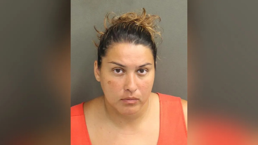 Una maestra de matemáticas identificada como Sarah Jacas, de 32 años, fue arrestada tras ser acusada de haber mantenido una relación sexual con un alumno de 14 años durante el ciclo escolar 2022-2023 en la Corner Lake Middle School, una escuela pública situada en el condado de Orange, en Florida (EEUU).  