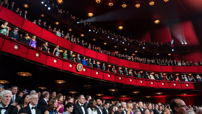 El presidente de EEUU, Donald Trump, vivió un momento incómodo durante su visita al Centro Kennedy en Washington, donde asistió a la representación del musical Los Miserables (la célebre versión musical de la novela homónima de Victor Hugo). 