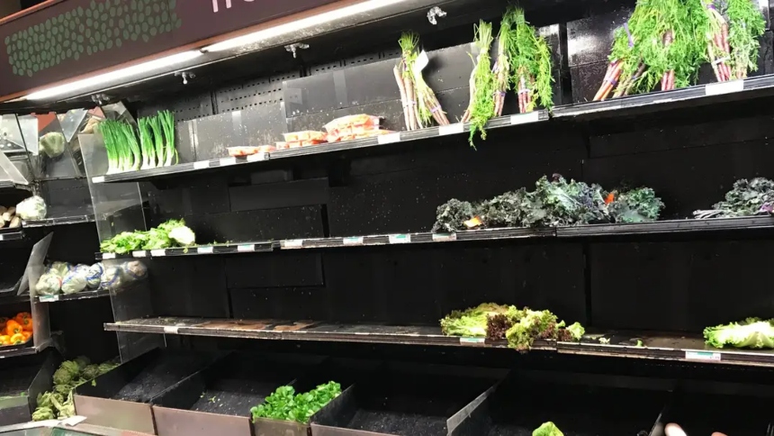 La cadena de supermercado estadounidenses Whole Foods se está quedando con sus anaqueles vacíos y la situación generando incertidumbre entre clientes y empleados.  