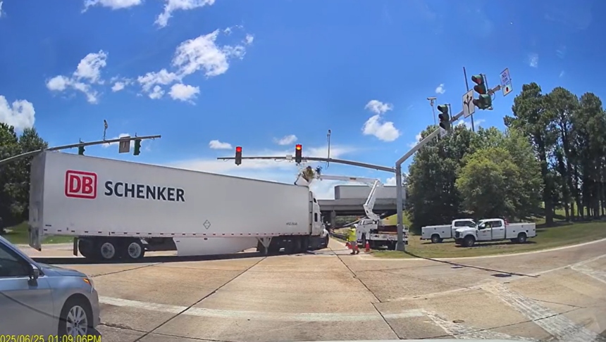 Un impactante accidente sacudió a la comunidad de Denham Springs, Luisiana (EEUU), cuando un trabajador eléctrico fue atropellado por un camión de 18 ruedas mientras realizaba labores de mantenimiento en un semáforo. 