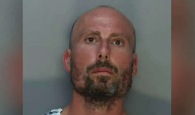 La comunidad de Miami Beach, en Florida (EEUU) se encuentra consternada tras el arresto de Anthony Rosario Caruso, un hombre de 40 años acusado de asesinar brutalmente a su madre, Elizabeth Caruso, y lanzar su cuerpo por el ducto de basura desde el séptimo piso del edificio donde residía.  