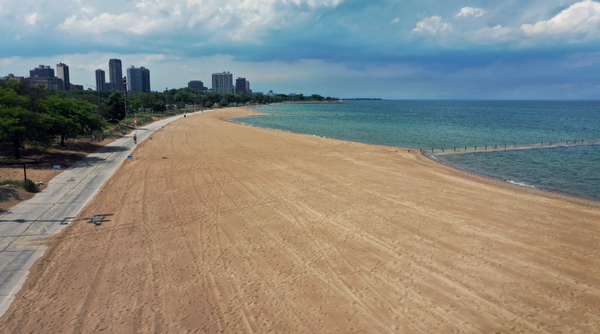 A pocos días de una de las celebraciones más emblemáticas del verano estadounidense, el 4 de julio, autoridades sanitarias emitieron un cierre masivo de playas en al menos seis estados debido a niveles alarmantes de bacterias en el agua.  